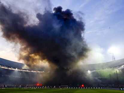 Das Abbrennen von Pyrotechnik f&uuml;hrte bei der Partie Feyenoord gegen Ajax zu einer Unterbrechung.