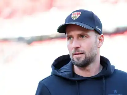 Der Stuttgarter Trainer Sebastian Hoene&szlig; vor Spielbeginn im Stadion.