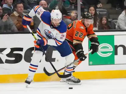 Ducks-Verteidiger Kevin Shattenkirk (r) im Zweikampf mit Oilers-Center Leon Draisaitl.
