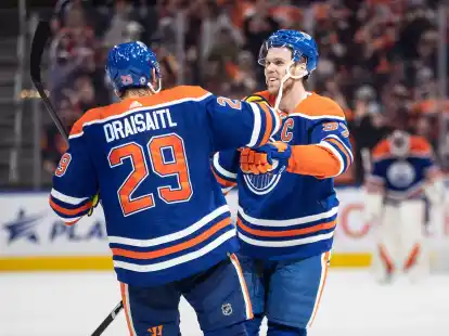 Edmontons Connor McDavid (r) und Leon Draisaitl feiern ein Tor.