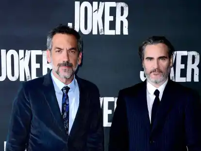 US-Regisseur Todd Phillips (l) und US-Schauspieler Joaquin Phoenix bei einer Sondervorf&uuml;hrung des Films &laquo;Joker&raquo;.