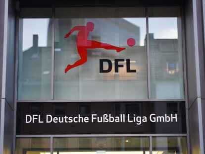 Das Logo der Deutschen Fu&szlig;ball Liga GmbH (DFL) am Eingang der DFL-Zentrale in Frankfurt/Main.