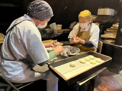 Harumi Okubo (79, rechts) und ihre Kollegin Tomoko Horiuchi (58) beim Oyaki-Backen in einem Restaurant, wo sie arbeiten.