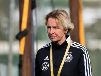 Bundestrainerin Martina Voss-Tecklenburg steht w&auml;hrend einer Trainingseinheit auf dem &Uuml;bungsplatz.
