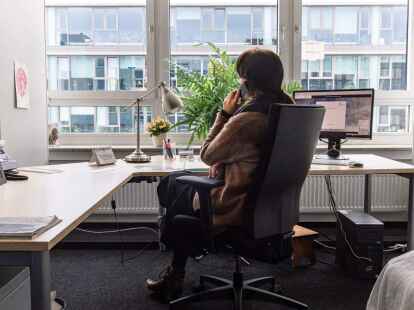 Eine Mitarbeiterin des Diakonischen Werks Hamburg f&uuml;hrt ein Telefonseelsorge-Gespr&auml;ch. Die Zahl der Anrufe ist in den letzten Jahren deutlich gestiegen.