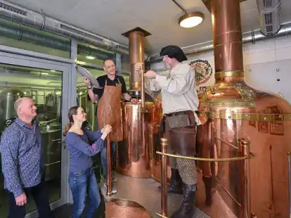 Am Sudkessel der Rathausbrauerei im alten Rathaus nehmen Holger Roger Pelz (l-r) von den F&uuml;rstenwalder Brau-Freunden und Katrin Riegel vom Tourismusverband zusammen mit Oliver Wittkopf und Bernd Norkeweit an einem Braukurs teil.