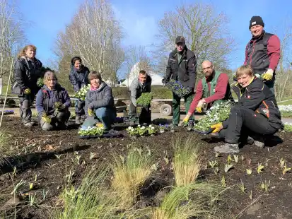 Blumenbete aus neuen Perspektiven betrachten: Dank eines schmalen, sich durch die Beete schl&auml;ngelnden Weges k&ouml;nnen die G&auml;ste im Park der G&auml;rten die bl&uuml;henden Fr&uuml;hlingsblumen m&ouml;glicherweise ganz anders wahrnehmen. Dort sind nochmals 24.000 Fr&uuml;hlingsbl&uuml;her von der Firma Garten- und Landschaftsbau Reuter aus Edewecht gepflanzt worden.