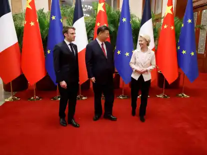 Frankreichs Pr&auml;sident Emmanuel Macron (l.) ist zusammen mit EU-Kommissionspr&auml;sidentin Ursula von der Leyen (r.) nach China gereist. In&nbsp;Peking wurden sie von Pr&auml;sident Xi Jinping empfangen.