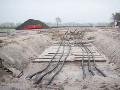 F&uuml;r die neue Stromautobahn von Dornumergrode nach Kleinensiel l&auml;sst Tennet Erdkabel verlegen.