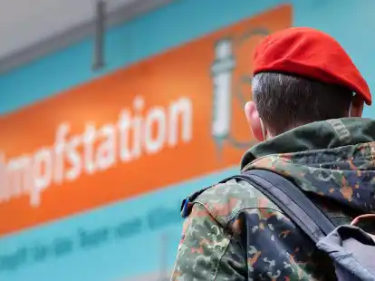 Ein Bundeswehrangeh&ouml;riger kommt nach einem Rundgang aus einer neu eingerichteten Impfstation des Klinikums Stuttgart.