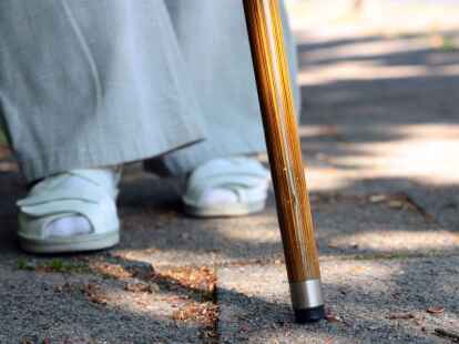 Die F&uuml;&szlig;e bleiben am Boden, obwohl man weiterlaufen m&ouml;chte. Freezing kann wenige Sekunden andauern, aber auch eine halbe Minute.