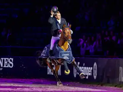 Richard Vogel hat das zweite Springen beim Weltcup-Finale gewonnen.