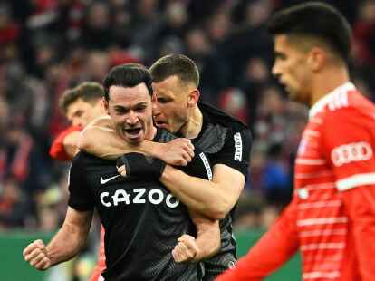 Freiburgs Nicolas H&ouml;fler (l) jubelt nach seinem Treffer gegen die Bayern.