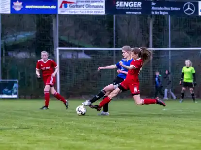 Im Spiel der SG Elisabethfehn/Harkebrügge (rote Trikots) gegen die SG Neuscharrel/Altenoythe ging es zur Sache.