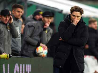 Dortmunds Trainer Edin Terzic gibt sich weiter k&auml;mpferisch.