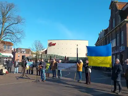 Bei der Mahnwache am 3. April kamen rund 70 Teilnehmer auf dem Denkmalsplatz zusammen. Auch am Ostermontag findet wieder eine Mahnwache statt.