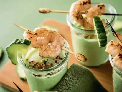 Eine kalte Suppe aus Gurken, Buttermilch und Basilikum wird mit Garnelenspie&szlig;en, Chilliflocken und Cayennepfeffer perfekt aufgewertet.