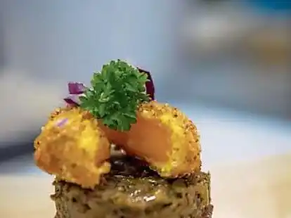 Gefrorenes Eigelb, frisch frittiert in &Ouml;l               