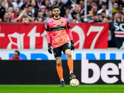 Stuttgarts Torwart Fabian Bredlow kommt gegen Bochum zum Einsatz.