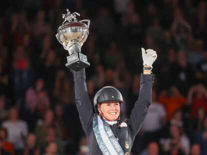 Jessica von Bredow-Werndl jubelt, nachdem sie auf Dalera den Dressur-Weltcup gewonnen hat.