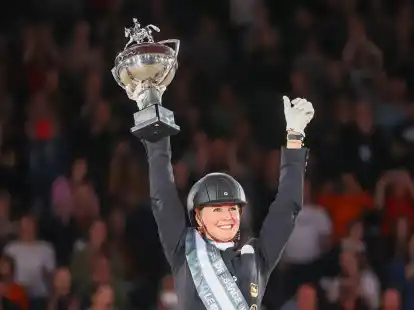 Jessica von Bredow-Werndl jubelt, nachdem sie auf Dalera den Dressur-Weltcup gewonnen hat.