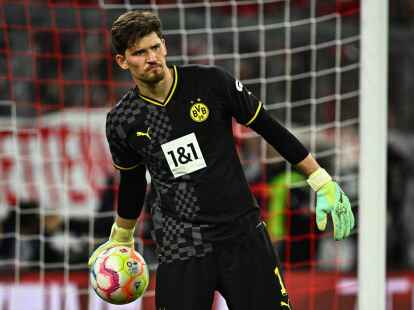 BVB-Coach Edin Terzic z&auml;hlt Dortmunds Schlussmann Gregor Kobel zu den besten in T&uuml;rhotern Europas.