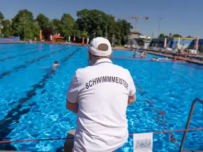 Ein Schwimmmeister &uuml;berwacht ein Freibad in Hessen.