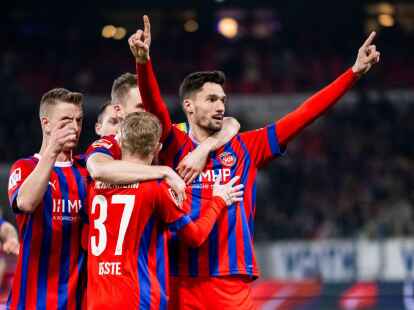 Heidenheims Tim Kleindienst (r) jubelt nach einem Tor mit seinen Mitspielern.