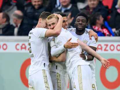 Bayerns Matthijs de Ligt (2.v.l) jubelt nach seinem Tor mit Benjamin Pavard (l), Joao Cancelo (2.v.r) und Alphonso Davies (r).