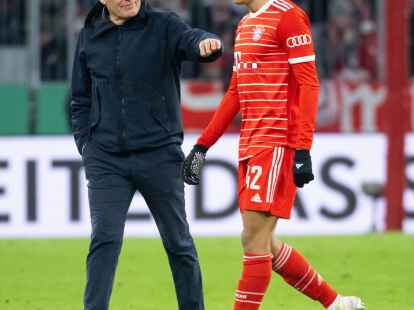 SCF-Trainer Christian Streich (l) und Bayerns Jamal Musiala hatten nach dem Pokalspiel eine unerfreuliche Begegnung. Wenige Tage sp&auml;ter l&ouml;ste Musiala ein Versprechen ein.