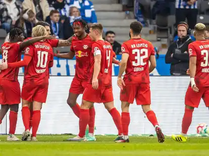 Torsch&uuml;tze Amadou Haidara (l) von RB Leipzig jubelt mit Teamkollegen nach seinem Treffer zum 1:0.