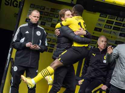 Dortmunds Youssoufa Moukoko jubelt mit Trainer Edin Terzic &uuml;ber sein Tor zum 2:1.