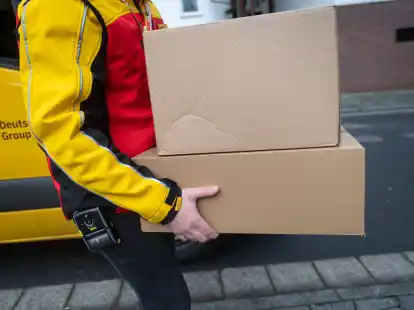 Pakete, die mehr als 20 Kilogramm wiegen, sollen k&uuml;nftig nicht mehr von einem allein geschleppt werden m&uuml;ssen.