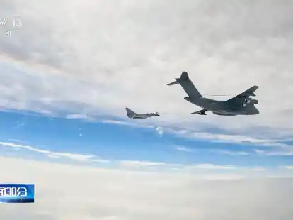 Ein chinesischer Kampfjet bei einem Luftbetankungsman&ouml;ver an einem nicht n&auml;her bezeichneten Ort.