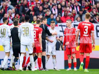 Erhitzte beim&nbsp;Bayern-Sieg in Freiburg die Gem&uuml;ter: Joshua Kimmich (3.v.r).