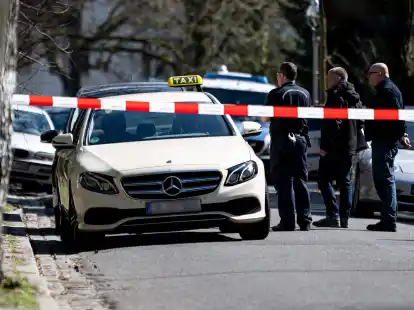 Mitarbeiter der Berliner Polizei am Tatort in Berlin-Grunewald.