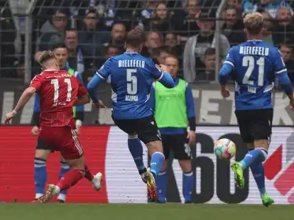 Felix Klaus (l) markierte D&uuml;sseldorfs zweites Tor in Bielefeld.