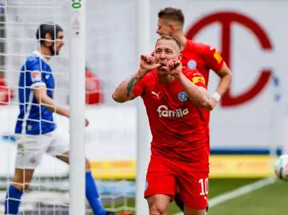 Lewis Holtby traf zum Kieler 3:1 in Rostock.