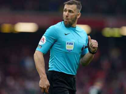 Linienrichter Constantine Hatzidakis w&auml;hrend der Partie zwischen Liverpool und Arsenal.