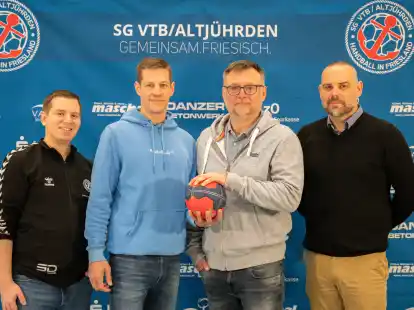 Vertriebsleiter Frederik Stahmer (links) und Geschäftsführer Christoph Deters (rechts) freuen sich, dass Arek Blacha (2. von rechts) nach Varel zurückkehrt. Jochen Toepler wird Blacha als Co-Trainer unterstützen.