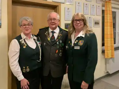 Bei der Jahreshauptversammlung (von links): die neue Pr&auml;sidentin Petra Bruns mit Peter zu Jeddeloh, der bis Dezember 2022 Pr&auml;sident des Sch&uuml;tzenkreises war, und Marion Siemer, Pr&auml;sidentin des Oldenburger Sch&uuml;tzenbundes.