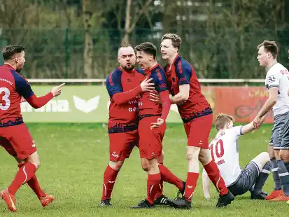 Nach seinem 1:0 per Pressschlag mit Melles Ole de Vries (am Boden) lie&szlig; sich Daniel Werner (Mitte) feiern.