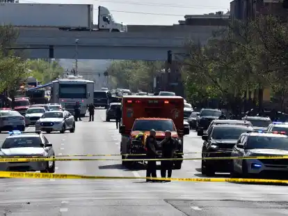 Polizisten der Stadt Louisville stehen vor dem Geb&auml;ude der Old National Bank.