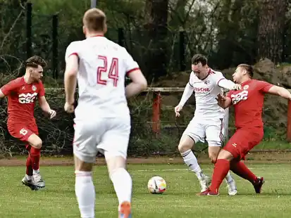 Ausgebremst: Wildeshausens Rene Tramitzke (rotes Trikot, rechts) lässt sich von einem Gegenspieler ausmanövrieren. Teamkollege Michael Eberle (links) schaut zu.