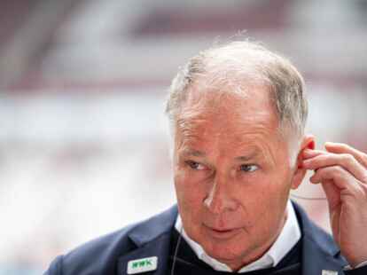 Augsburgs Sportdirektor Stefan Reuter ist trotz Kritik gegen den Verkauf von Ricardo Pepi.