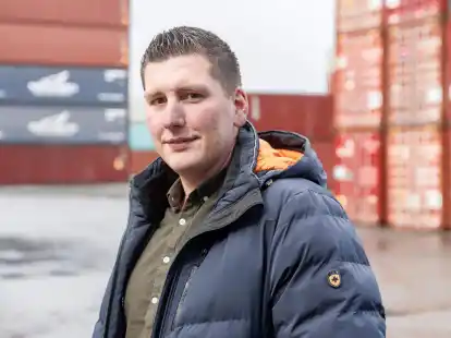 Von der Leidenschaft zum Beruf: Disponent Benjamin Puck war schon als Kind von den Containern und Lkws am Hamburger Hafen fasziniert.