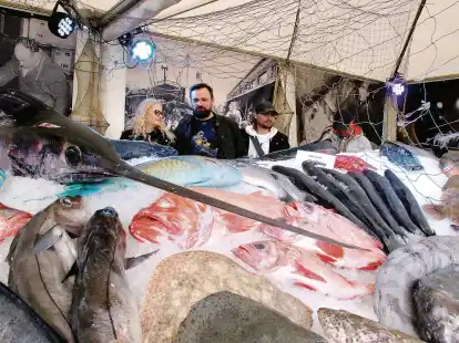 Tausende Besucher kommen nach Bremerhaven, wenn im Schaufenster die Fischparty  stattfindet. Termin ist diesmal 29. April bis 1. Mai. Das Eisbett mit der Fischpr&auml;sentation ist dabei immer besonders beliebt.