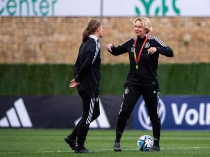 Bundestrainerin Martina Voss-Tecklenburg (r) und Co-Trainerin Britta Carlson auf dem Platz.