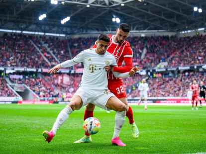 M&uuml;nchens Jo&atilde;o Cancelo (l) in Aktion gegen Freiburgs Vincenzo Grifo (r).