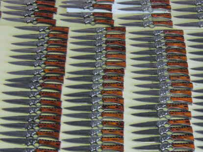 Ein Arsenal verbotener Springmesser